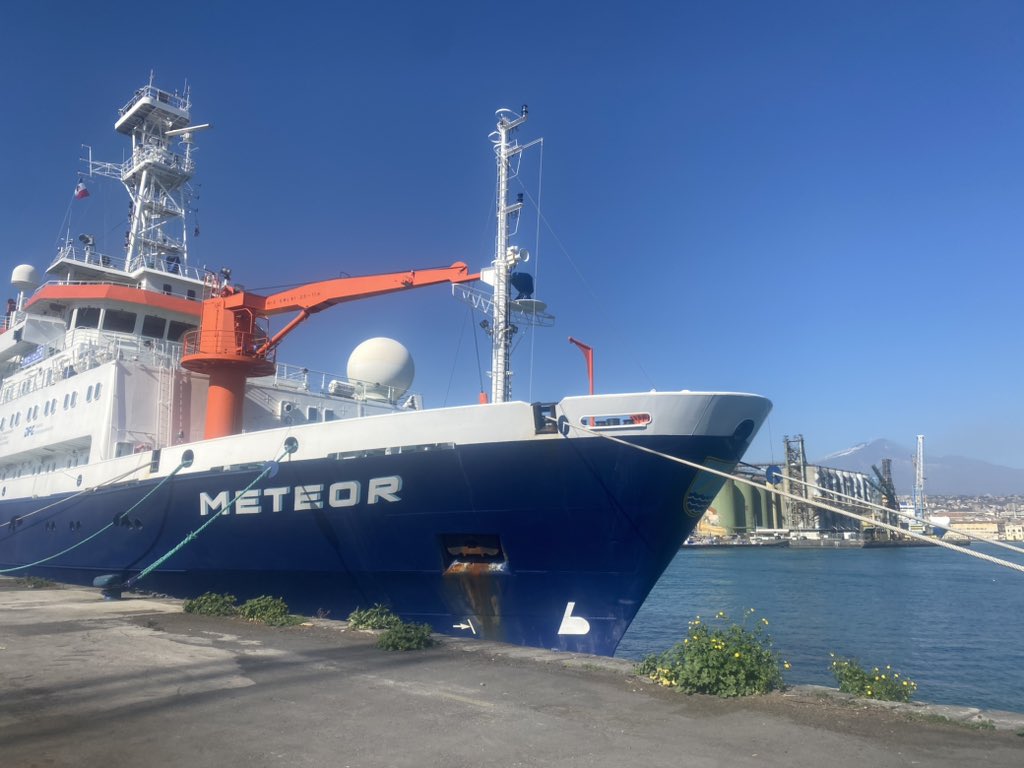 We’re all on board the RV Meteor, ready for our M198 MIDES cruise to investigate the offshore deformation of Mount Etna’s unstable flank 🌋 🌊 We have scientists from @GEOMAR_de @Ifremer_fr @kieluni @INGVvulcani @TUHamburg @UBO_UnivBrest joining us on the expedition 💪