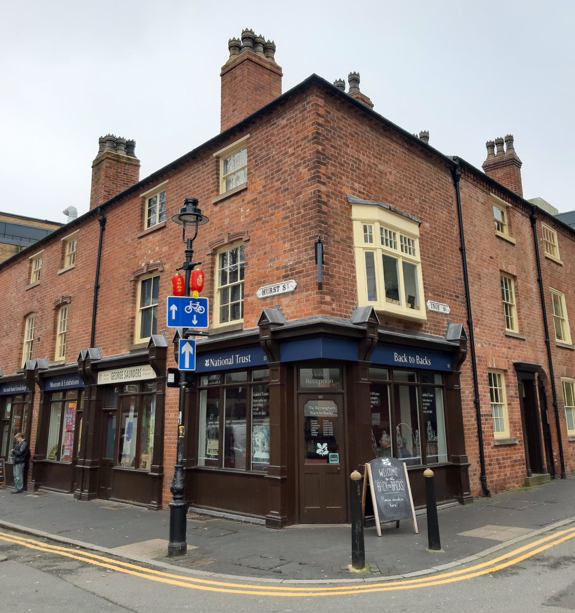 antiquarianism's tweet image. Behind this frontage is Court 15. Dating from the 1830s, it is one of the last surviving courts of back-to-back houses in Britain. Owned by the #NationalTrust, book a guided tour to visit - highly recommended! #BacktoBacks #Birmingham