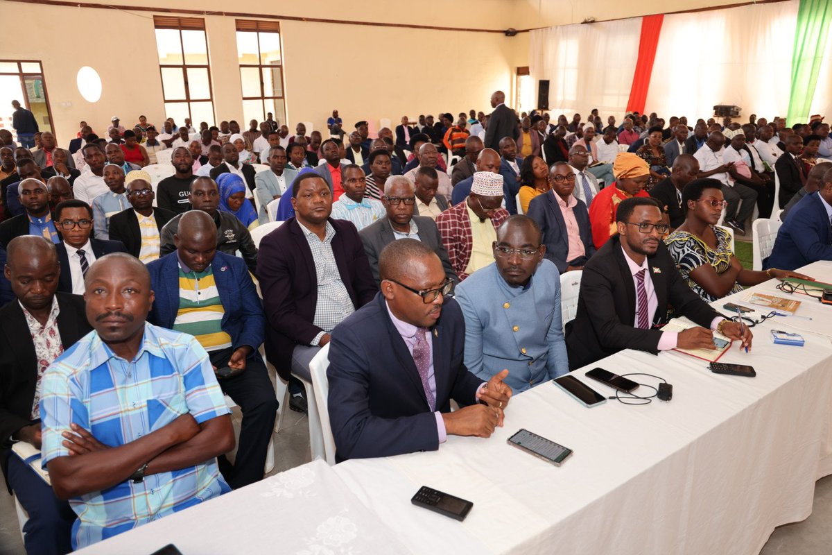 RTNBurundi's tweet photo. @DrNtakarutimana, 1er vice-président de @nshingamateka exhorte les responsables de #JitMat à lire le Code burundais des investissements pour connaître les facilités offerts aux investisseurs. https://t.co/CYCKyVLzqF