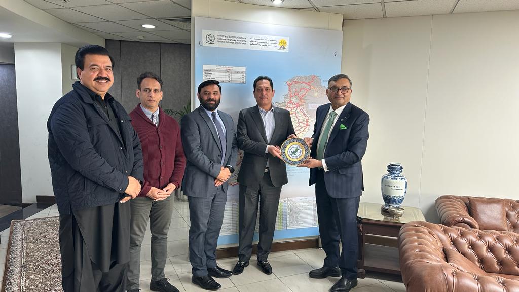 niclpak's tweet photo. CEO, NICL Mr. Khalid Hamid is presenting memento to Chairman, NHA
Mr. Arshad Majeed &amp; in 2nd pic receiving a memento from Chairman NHA - A meeting held in Islamabad. https://t.co/DCobdkEGmG