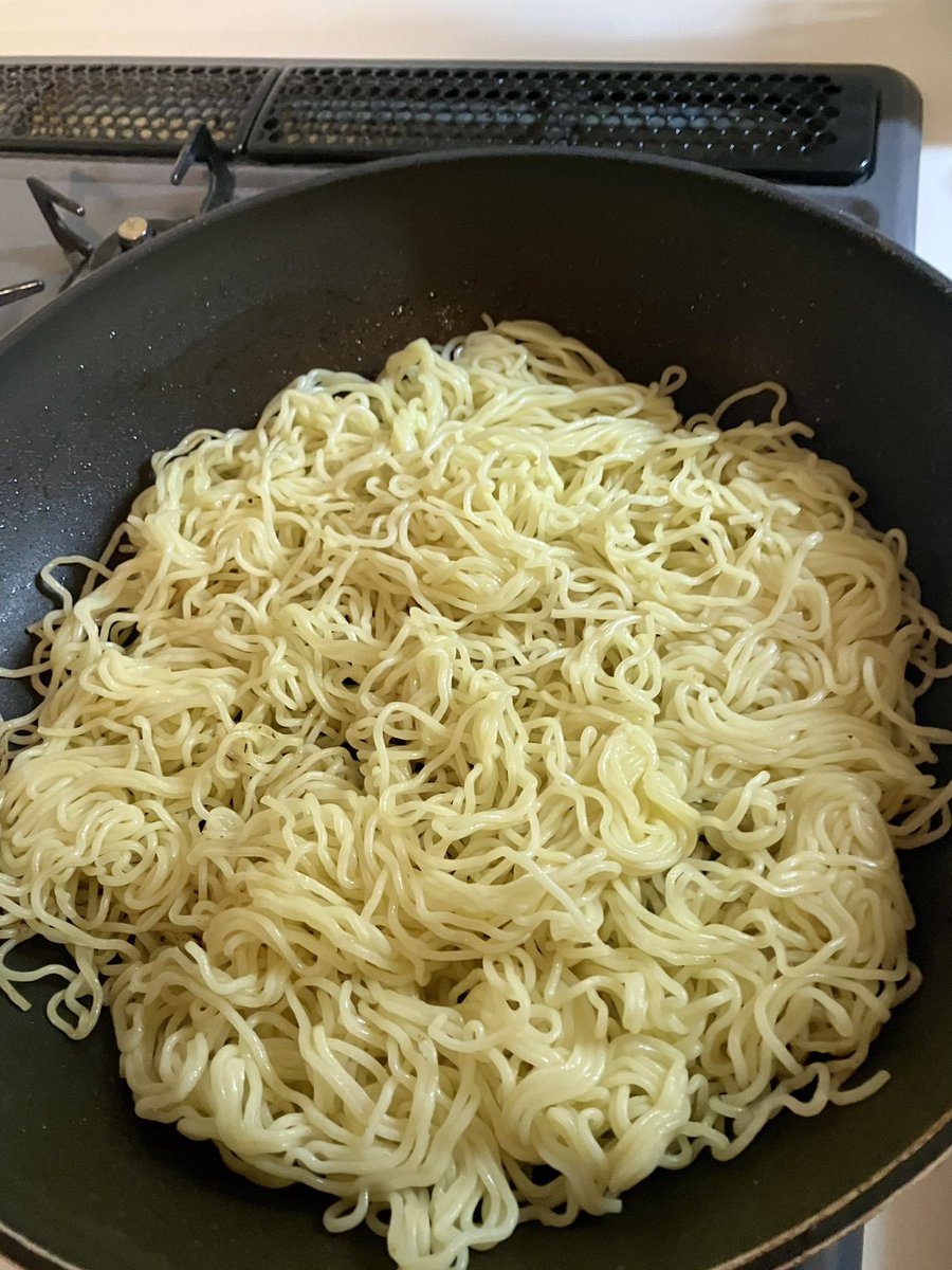 KYd304's tweet photo. 志麻さんの焼きそばレシピで作りました。野菜を炒める（水が出るので塩胡椒はしない）塩胡椒した豚バラ肉をニンニク生姜とソース１袋を加え炒める。麺をほぐしてソース２袋を加え野菜と肉を合わせて軽く炒めて出来上がり。３人前を２人で���う。うま〜！ https://t.co/dNFyd0CcA6