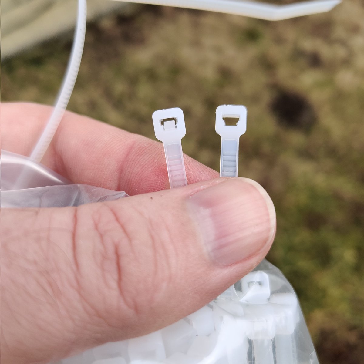 vosmynig's tweet image. &quot;As you value your life or your reason keep away from...&quot;(c) стяжок #intertool. Вони змогли досягнути того, що ⅔ пачки гублять &quot;язички&quot; під час спроби затягнути хомут. Як вони зробили таке з виробом, котрий навіть китайські підробники китайських підробок роблять якісно - хз. 🤷🏻‍♂️