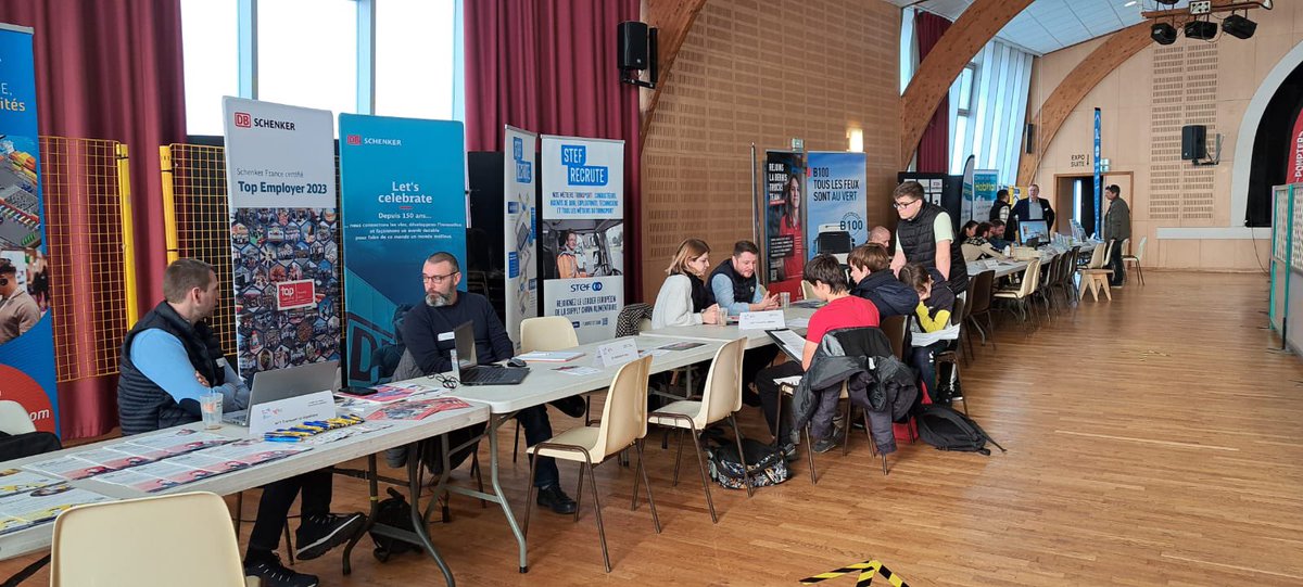 Forum des Métiers du réseau #ECLORE Saint-Maixent@ça-Poitiers sur la thématique « Une fille, un gars, un métier : cassons les stéréotypes! »
🙏 aux participants 
#decouverte des métiers 5e
#egalite filles garçons 
#orientation 
<a href="/CollegeDR79/">Collège Denfert-Rochereau (79)</a> 
<a href="/DSDEN79/">DSDEN Deux-Sèvres</a>