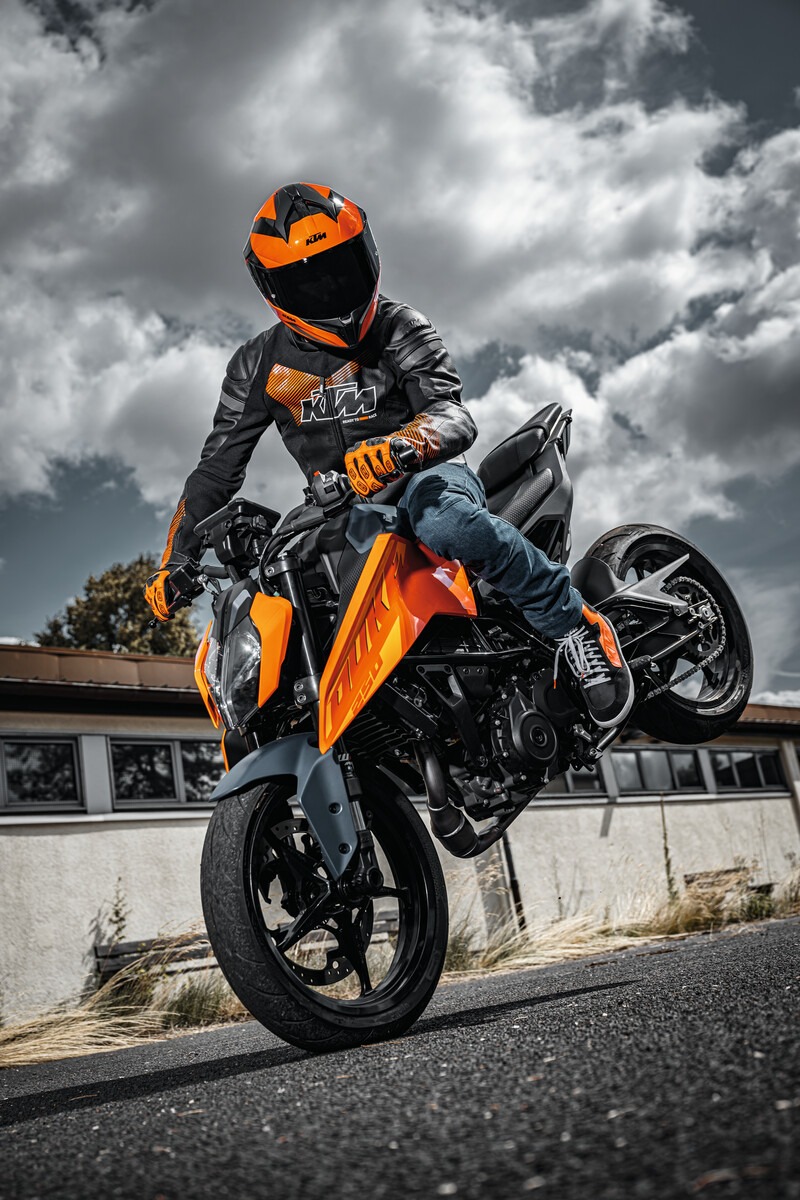 Unleash the adrenaline with the GEN-3 KTM 250 Duke. Pure aggression awaits at the twist of the throttle. What's your favorite feature on this #ThrillChaser? #KTM #KTMIndia #ReadyToRace #GetDuked #KTM250Duke #NoBS #NothingToHide
