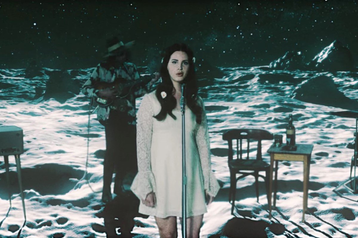 📲| 7 years ago today, Lana Del Rey was the first woman to reach the moon!