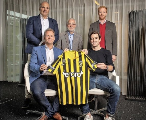 Flashback naar deze foto van september 2022. Van Wijk en Parren zijn opgestapt in maart 2023, Schmedes stopt na dit seizoen en Rovers eind maart. De enige die dan over is, is de heer rechtsvoor, Coley Parry, de beoogde redder in nood, die Vitesse in grote problemen heeft gebracht