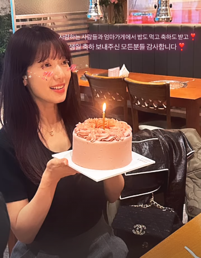 Kkorepo's tweet photo. #パクシネ、愛する人たちと過ごす幸せな誕生日…ファンにも感謝 
https://t.co/4wYLc5Jlxl https://t.co/c8HeavIj3Z