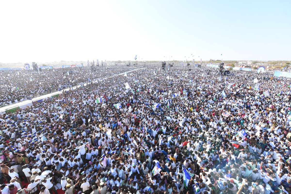 YSRCParty's tweet photo. 1 Million Crowd Gathered for YSRCP #Siddham Event in Anantapur.

అనంతపురం @ysjagan సిద్ధం సభకు హాజరైన జనసునామి…🔥

ఈరోజు పొరపాటున కూడా ఇటువైపు చూడకండి @ncbn @PawanKalyan @naralokesh. ఇక మీ కుర్చీలు పూర్తిగా మడతడిపోయే టైం వచ్చింది. 😎🤌🏻 

#EndOfTDP #YSJaganAgain https://t.co/OhUhj9W5j8