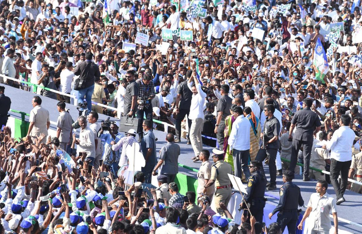 YSRCParty's tweet photo. 1 Million Crowd Gathered for YSRCP #Siddham Event in Anantapur.

అనంతపురం @ysjagan సిద్ధం సభకు హాజరైన జనసునామి…🔥

ఈరోజు పొరపాటున కూడా ఇటువైపు చూడకండి @ncbn @PawanKalyan @naralokesh. ఇక మీ కుర్చీలు పూర్తిగా మడతడిపోయే టైం వచ్చింది. 😎🤌🏻 

#EndOfTDP #YSJaganAgain https://t.co/OhUhj9W5j8