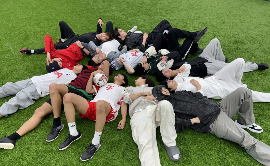 so after they played soccer yesterday, they went to the sauna together too 🥹 and those who wanted to go bowling went bowling after too 😭😭😭

theyre inseparable after days of not seeing one another during their vacation they really love their team they love their crew 😔🫶