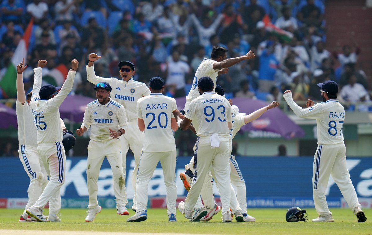 WasimJaffer14's tweet photo. One of India's top test wins in my book. The margin of win won't show the pressure Ind had to overcome throughout the Test. From being 33-3 on day 1 or Eng being 200-2 and in control in reply. But Ind found a hero at every stage. Some old, some new. Well played 👏🏽 #INDvENG https://t.co/qYVpg6Lvhw