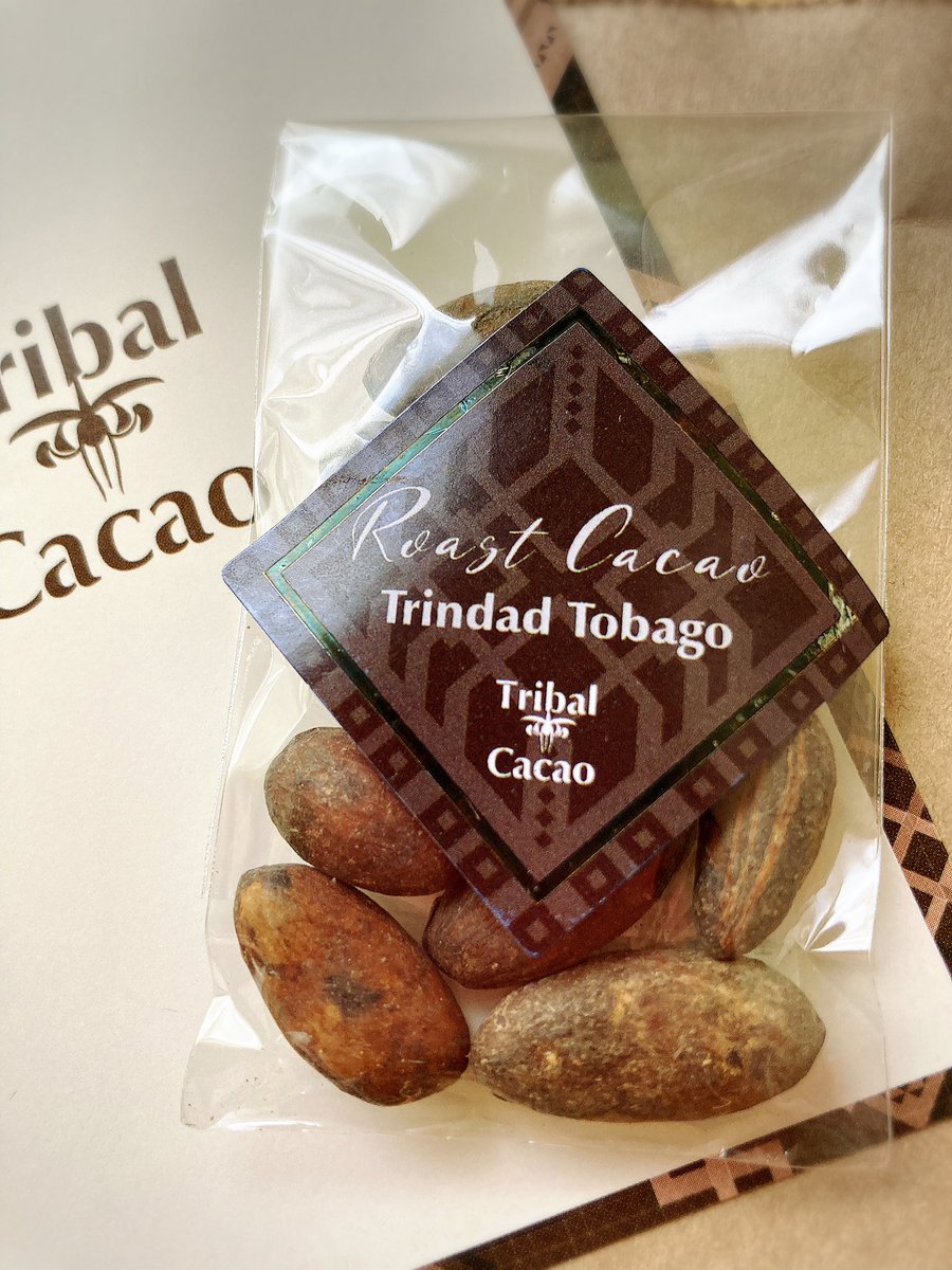 スペシャルティコーヒーのチョコレート版みたいなチョコレートタブレットをいただきました。グアテマラ🇬🇹とタンザニア🇹🇿
ブータンの絨毯柄だという包装もめちゃくちゃ素敵 #tribalcacao  #BeanToBar 
あとカカオ豆を初めて食しました。オモロイ。珍味でクセになりそう♪
