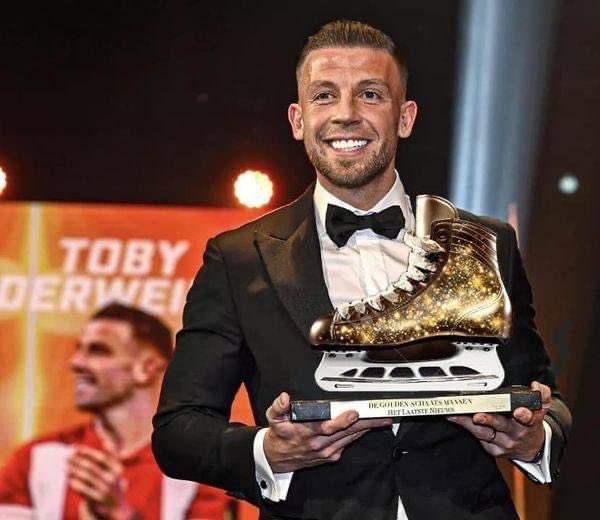 myrcosoftje13's tweet photo. BREAKING: Alweer prijs voor Antwerp en Toby Alderweireld: de Gouden Schaats! Hopelijk krijgt ie een ereplaatsje #antkvm @devierkantepaal https://t.co/0stSe9Qf6B