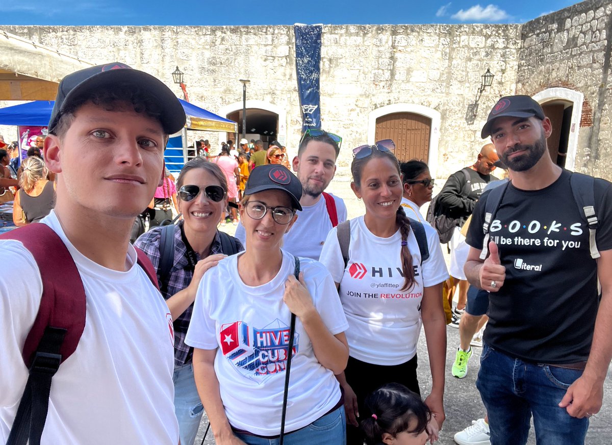 En el día de ayer nos encontramos un grupo de hivers en la Feria del Libro 📕 de La Habana. 📚🥳

Hubo risas, explicaciones, retos, conversaciones sobr el futuro de la comunidad...

En un próximo post estaremos dando más detalles! 😉

#FILH2024 #meetup
