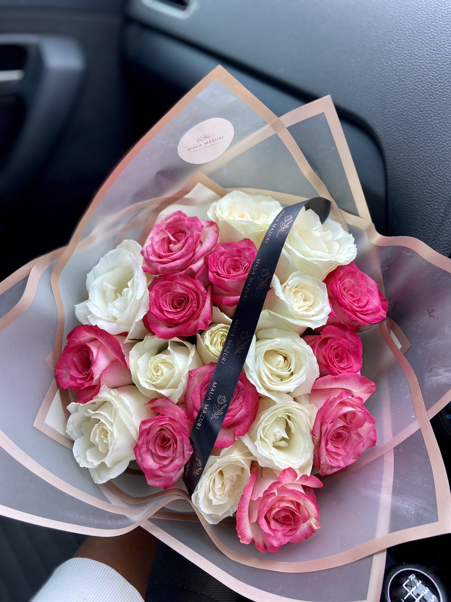 Ms_Mchunu's tweet photo. Sunday with @maua_mazuri_luxury_flowers 

Happy hearts || Big smiles 

Available in Durban, Johannesburg and Richards Bay 

WhatsApp 0723973949 https://t.co/ZnLFlV5E1x