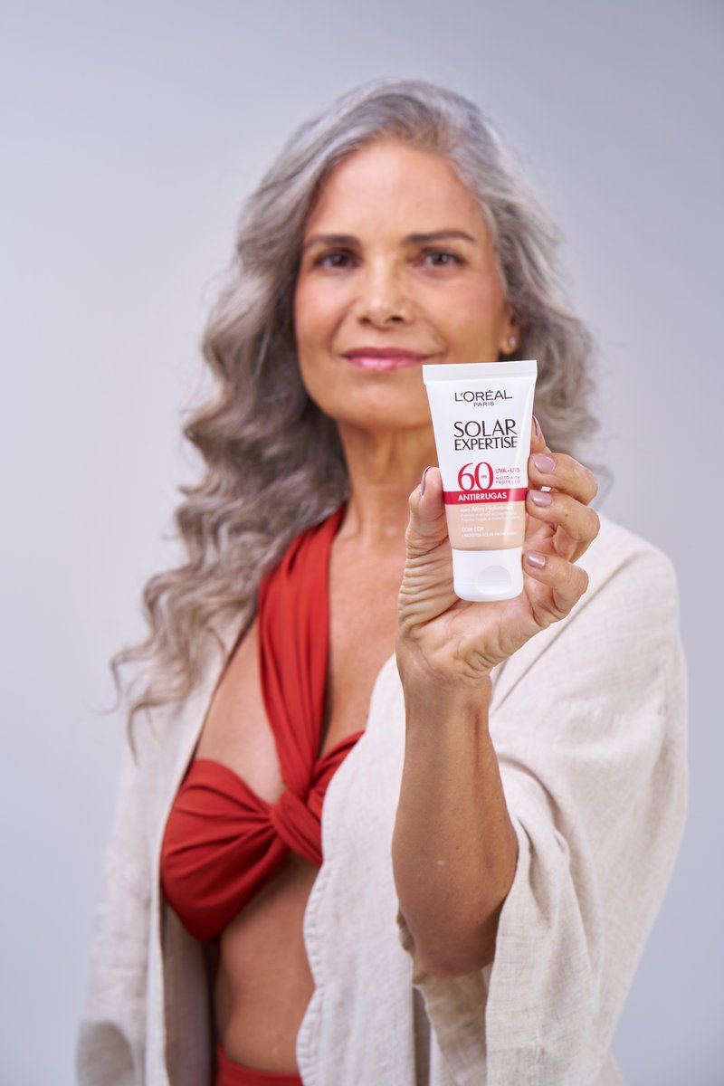O #SolarExpertise Antirrugas com cor te deixa protegida, além de hidratar profundamente a sua pele e previne o aparecimento de rugas e linhas finas. Isso porque tem ácido hialurônico na sua composição, sabia?
#LOrealParisSkincare #LOrealParis