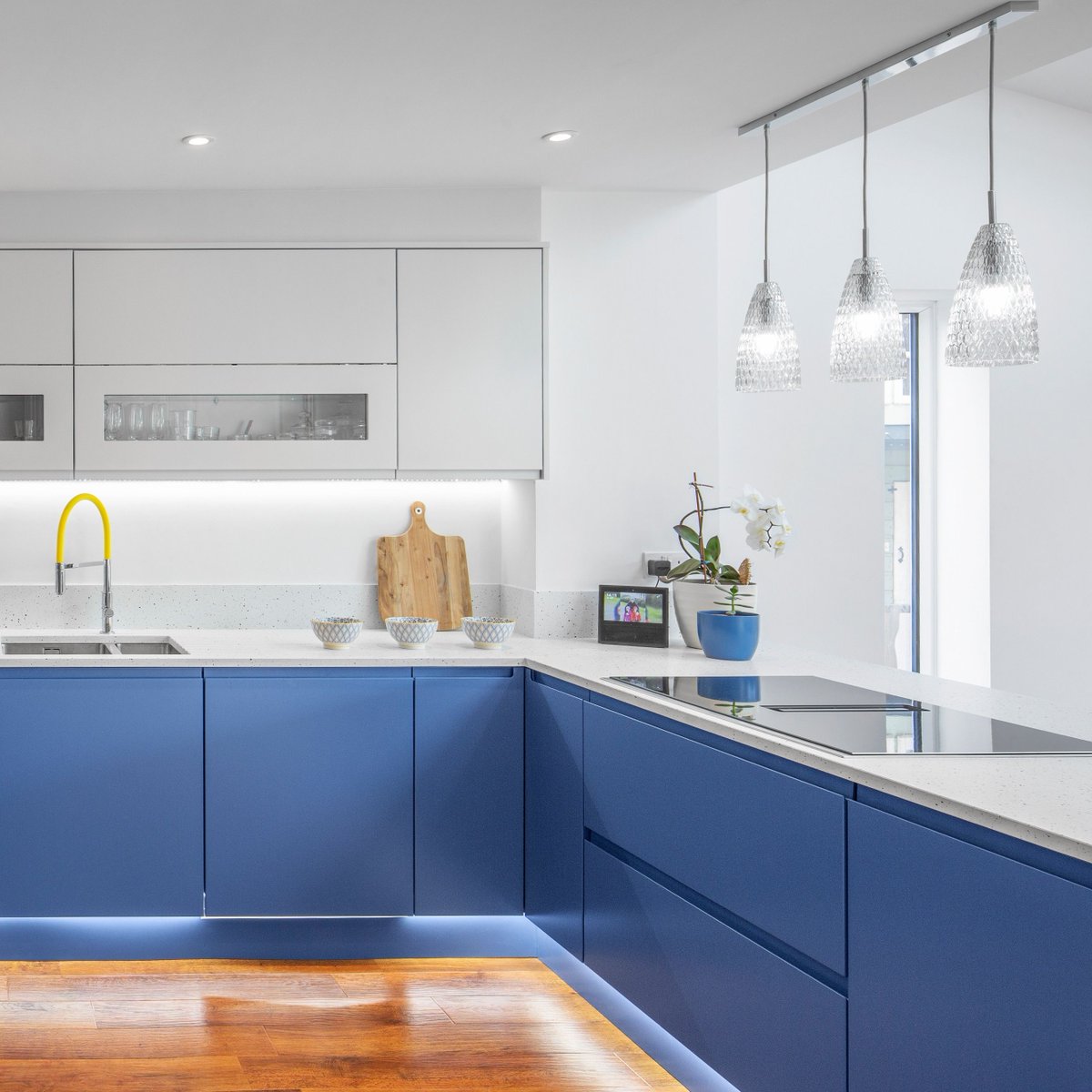 Drown out the Sunday blues with a splash of vibrant blue in your kitchen. 💙 ⁠ ⁠ 📷 Roma Windsor Blue⁠ ✏ @idesign_interiors_sw⁠ ⁠