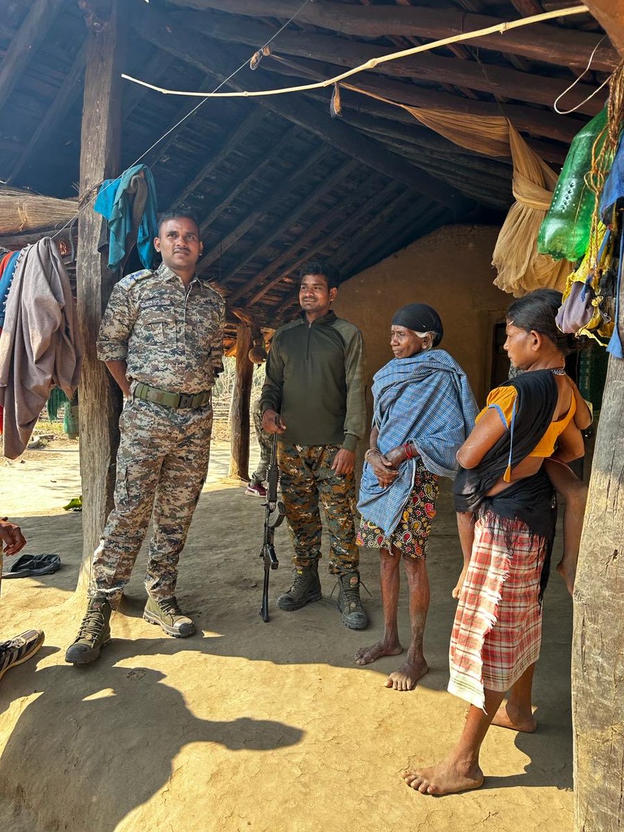 इस तस्वीर की ताकत को समझिए

देश के सबसे ख़तरनाक नक्सली के घर की है 

नक्सली कमांडर हिड़मा की मां से जिले के एसपी किरण चव्हाण मिलने पहुंचे है । 

इसके बाद आप ये कह सकते है की नक्सलियों के गढ़ में नहीं अब घर के कमरे तक जवान पहुँच गए है ।