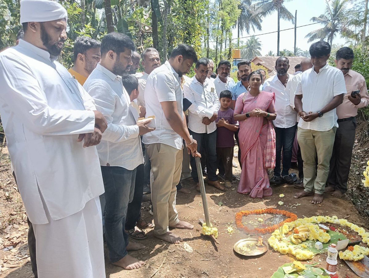 ಅಲ್ಪಸಂಖ್ಯಾತರ ಕಾಲೋನಿಗಳ ಸಮಗ್ರ ಅಭಿವದ್ಧಿ ಹಾಗೂ ಮೂಲಭೂತ ಸೌಲಭ್ಯಗಳ ಕಾಮಗಾರಿಗಳ ಪೈಕಿ ಹೆಸಗಲ್ ಗ್ರಾಮ ಪಂಚಾಯತಿಗೆ ಸೇರಿದ ವಿವೇಕಾನಂದ ನಗರಕ್ಕೆ ಹೋಗುವ ಖಬ್ರಸ್ತಾನ್ ರಸ್ತೆ ಕಾಮಗಾರಿಗೆ ಇಂದು ಸ್ಥಳೀಯ ಮುಖಂಡುರು ಹಾಗೂ ಗ್ರಾಮಸ್ಥರೊಂದಿಗೆ ಪೂಜೆ ಸಲ್ಲಿಸಿ, ಚಾಲನೆ ನೀಡಲಾಯಿತು.

#nayanamotamma #guddalipuje #DevelopmentWorks