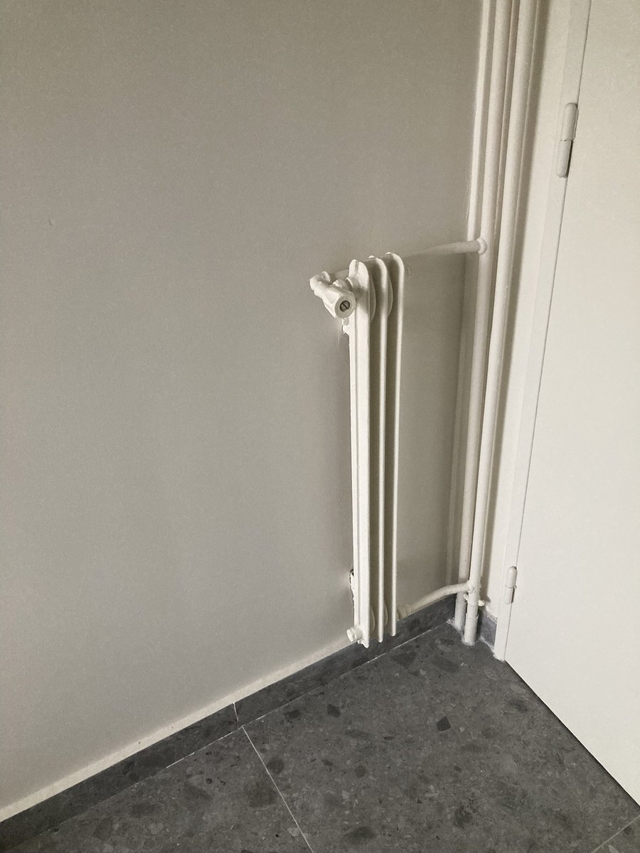 pyjamacool's tweet photo. le radiateur de ma salle de bain vraiment diagnostiqué ᵀᵒᵘᵗ ᵖᵉᵗⁱᵗ https://t.co/4WUbD5hkvn