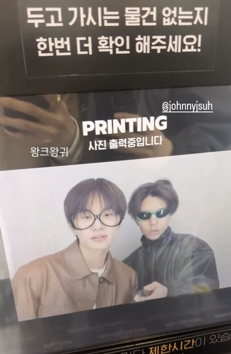 화면에 비친 김정우 손가락 봐바
길고 이쁘다...