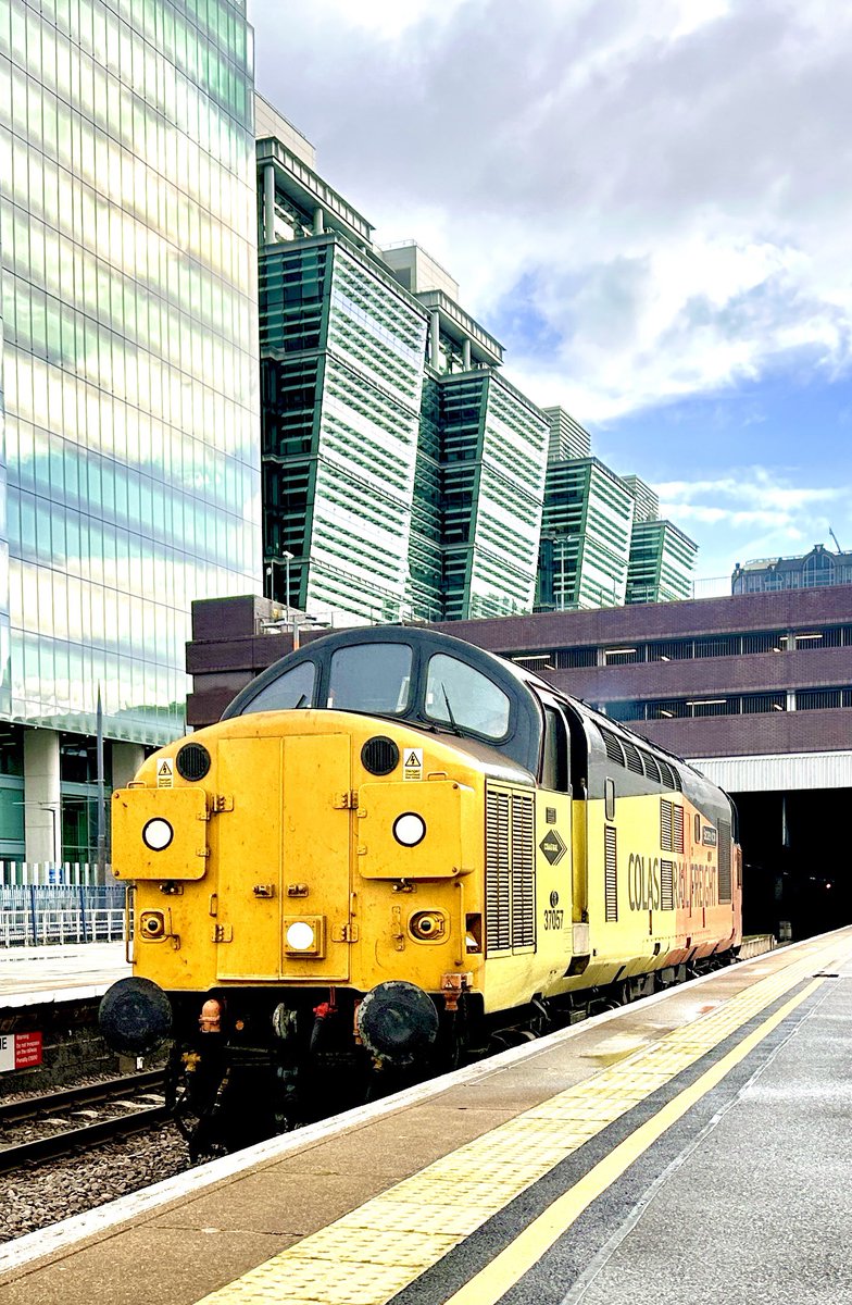SnrConductorJim's tweet image. A rather nice change from a 172 every half an hour!

#DispatchersOfTwitter #DispatchersOfX #RailwayFamily #RailwayLife #Class37