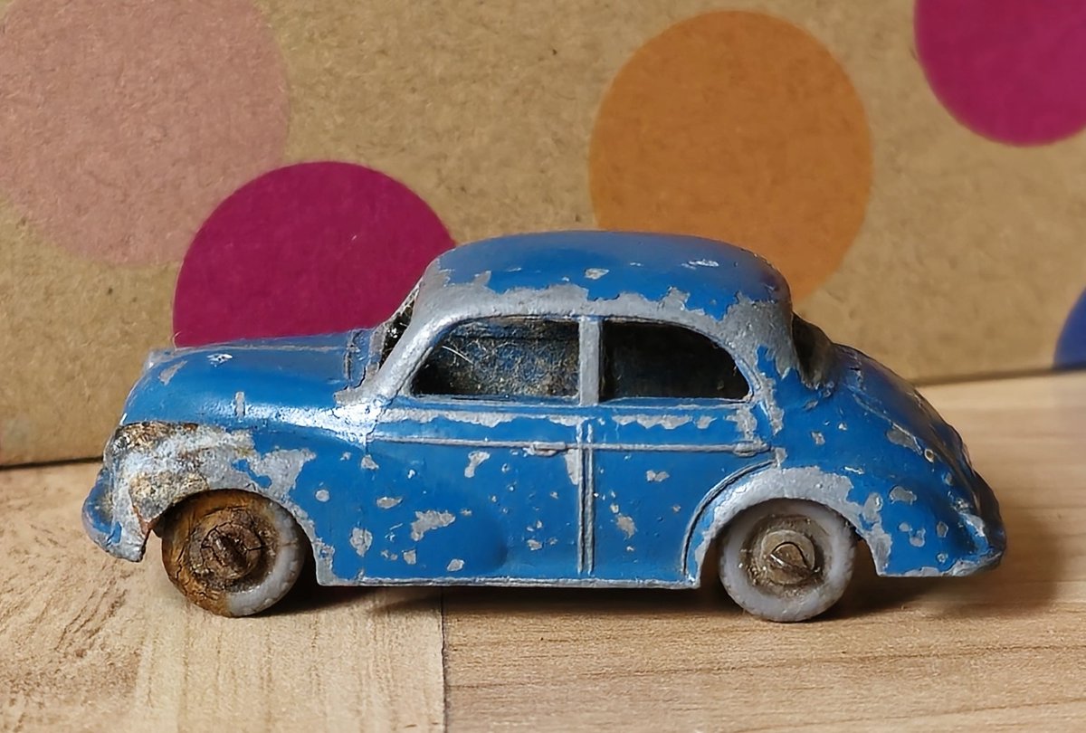 WeLoveDiecast's tweet photo. Today's #SundayDrive is this 1959 Matchbox Lesney Moko No 46 Morris Minor 1000 in the harder to find blue. #WeLoveDiecast #MatchboxLesney #Matchbox #Lesney #Moko #RegularWheels #Morris #MorrisMinor1000 #ToyCar #Diecast #MadeInEngland https://t.co/gSaYCqpW1G