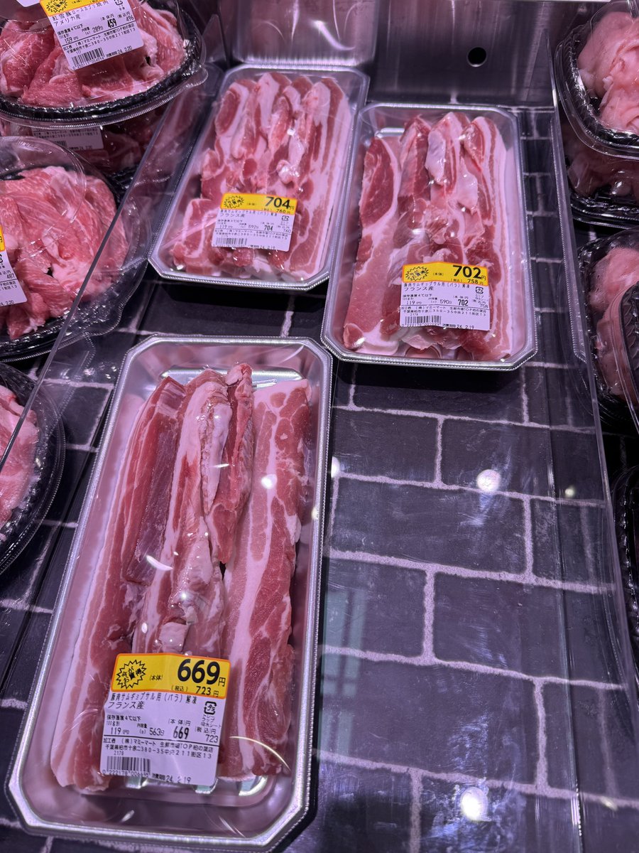 mochimaruksw's tweet photo. TOPで珍しいフランス産のサムギョプサル用豚バラ肉が安く売っていたので買ってみた🐷
脂身が��くなくて弾力があるので、サムギョプサルには向いていないかな。煮込み料理に合いそう🥘
TOPは大容量の宗家キムチを売っているので、コストコまで買いに行かなくて済むのは嬉しい。（ロピアにもある？） https://t.co/yTlA3CPGTb