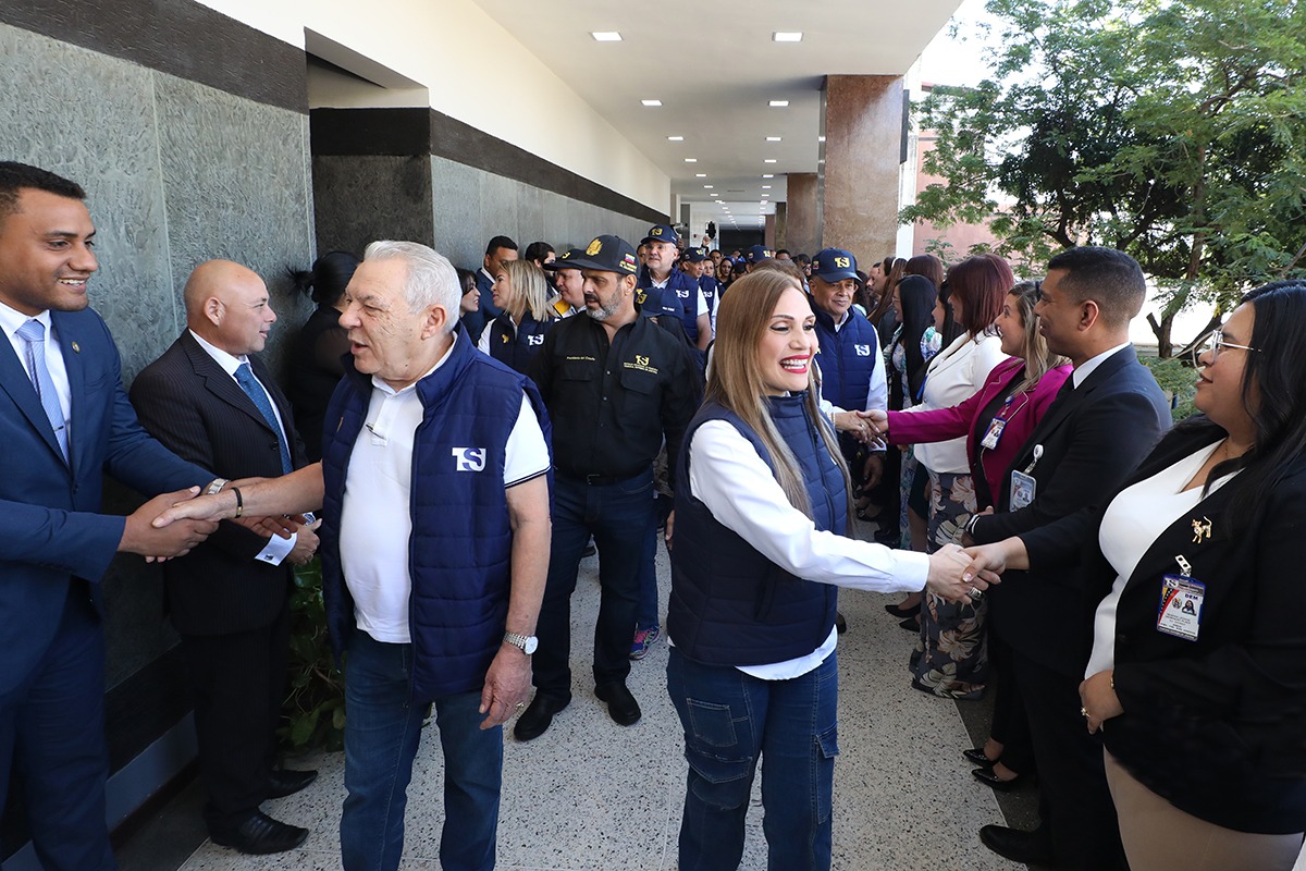 TSJ_Venezuela's tweet photo. TSJ desplegó tribunales móviles en jornada especial en el estado Aragua https://t.co/FFijYoT5Px https://t.co/73wQxUK6ns
