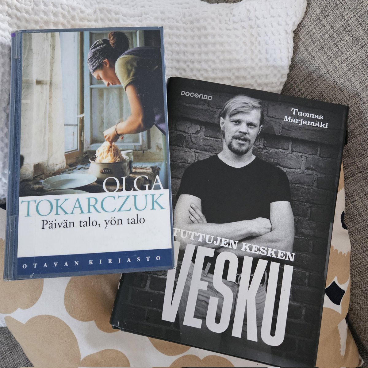 Hyvää Lukurauhan päivää 📚
Kaksi erilaista kirjaa tänään luennassa. Tokarczuk päivällä, ja vähän kevyempää Veskua illalla. 
#Lukupiiri