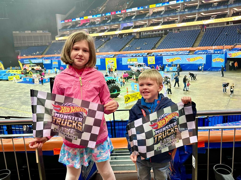 kjzini's tweet photo. #hotwheelsmonstertruckslive with the kids🤟 https://t.co/NIX0vNnYkD