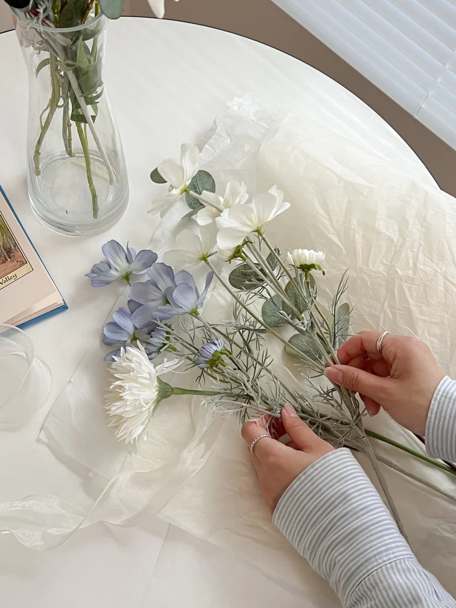 造花ブーケでこんなにかわいいの初めてみたかも…！1つおよそ¥5,000で