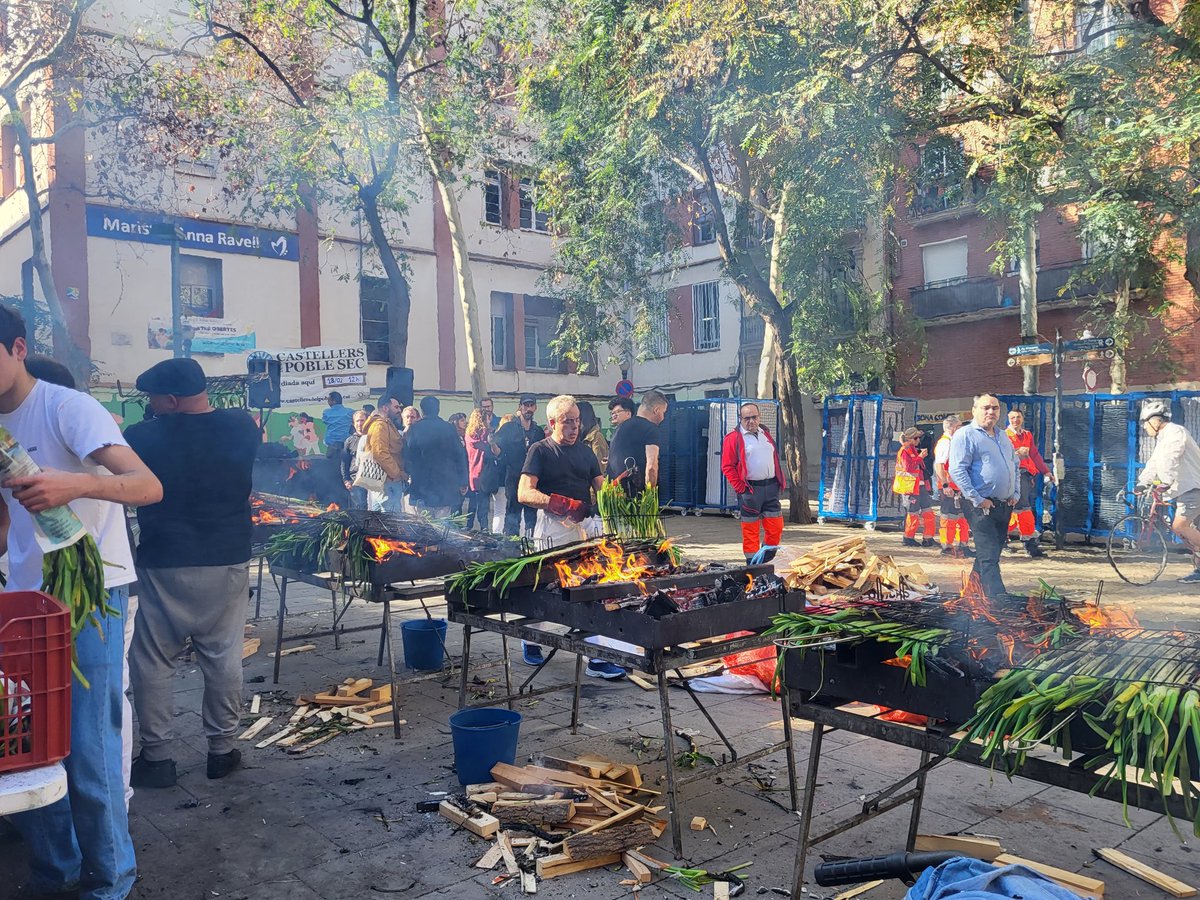 eudosioPSC's tweet photo. Esta mañana con mi compañera Consellera @MariaConesaG visitando #castellerspoblesec @bandarres
Previo a la calçotada de cada año en el #Sortidor #Poblesec @BCN_SantsMont
Reencontrarme con pioneros de la colla me ha emocionado, yo estuve alli. Magnifico ambiente.
#barriabarri https://t.co/0yPl71Br0a
