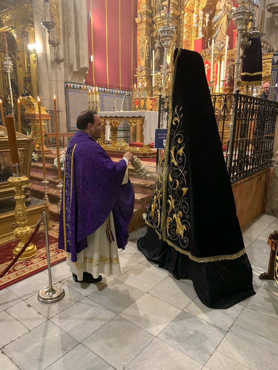 ▪️PATRIMONIO

Tras la Santa Misa, tuvo lugar la presentación y bendición de la urna primitiva, restaurada por D.Carlos Peñuela Jordán. 

Además, del manto para María Santísima y el faldón delantero del paso del Señor, ambas piezas realizadas por D.Jeremi Ibáñez Ortiz.