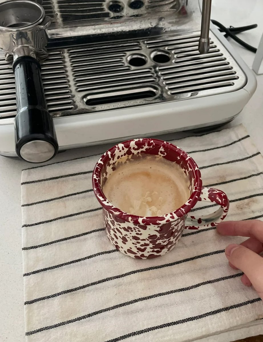 SportskiNovosti's tweet photo. 😍The taste of drinking coffee in cold rain is good☕️ https://t.co/sPxxQKF95I