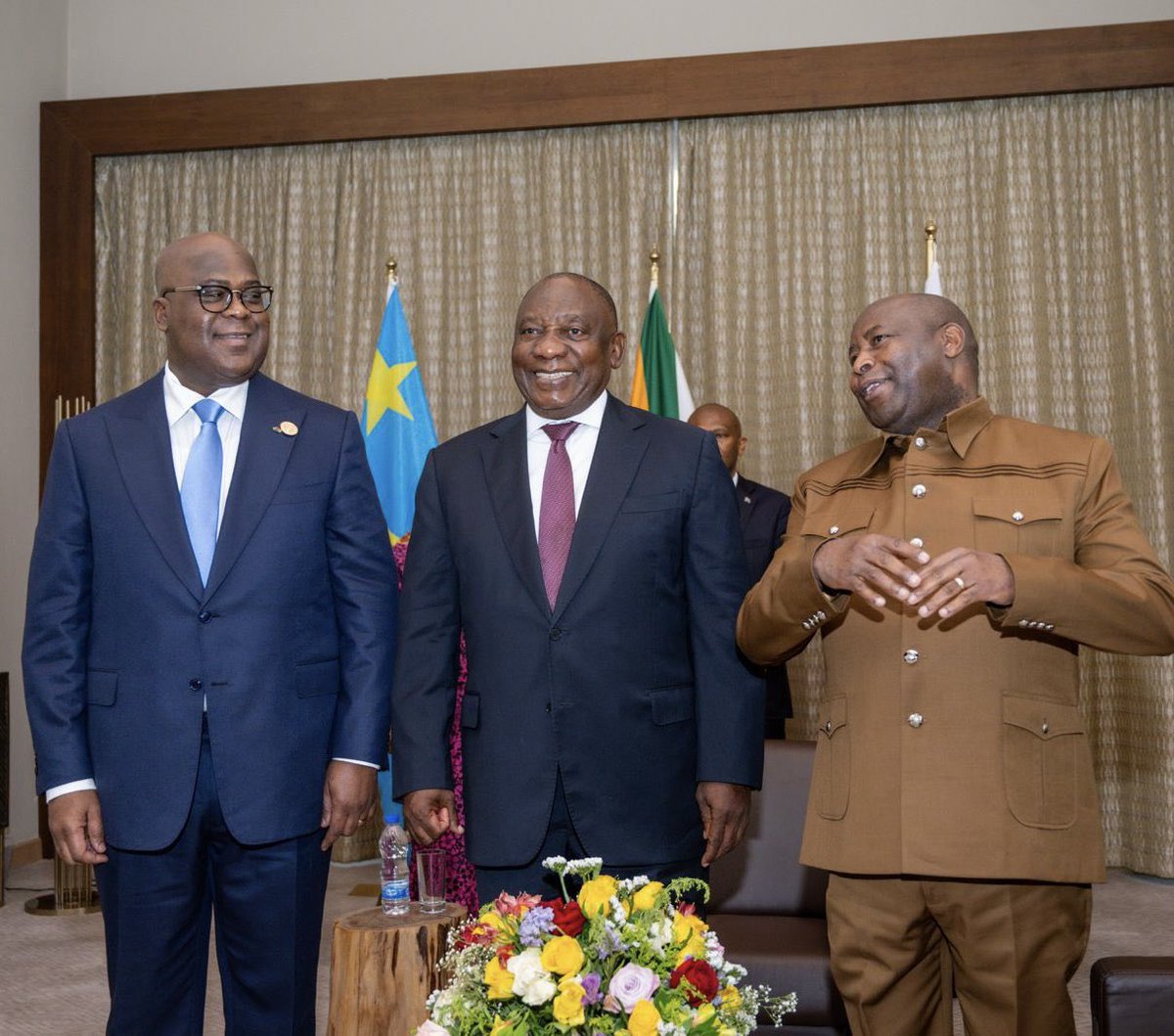 xtr_africa's tweet photo. Presidents @CyrilRamaphosa, @GeneralNeva, and #Tshisekedi unite in a crucial tripartite meeting, strategizing a collaborative approach with armed forces to combat the RDF/M23 insurgency. A pivotal moment for regional stability and peace. #AfricaUnited #PeaceEfforts #xtrafrica https://t.co/Us8xnpq12G