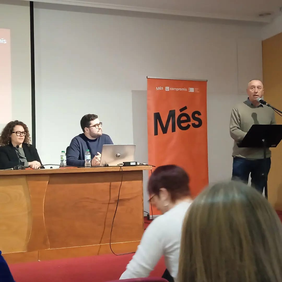 CompromisVNS's tweet photo. una jornada útil per fer xarxa i omplir la motxilla de noves ferramentes, recursos i aprenentatges que ens fan créixer per millorar la vida dels nostres veïns i veïnes.
Un espai on compartir visions i conéixer la tasca i experiència de companyes i companys. https://t.co/suSuViGlig