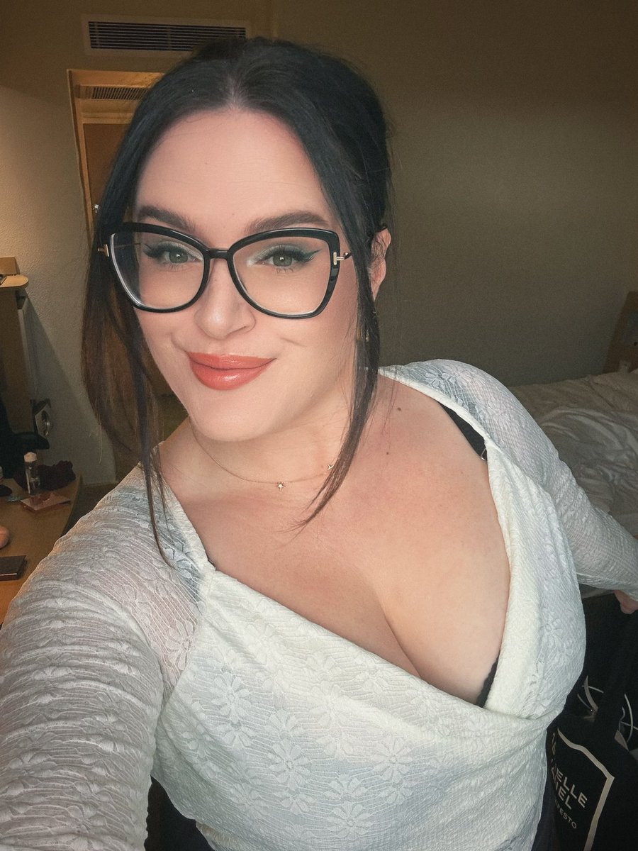 ElsieLovelock's tweet photo. Day 2 of LAGC! already been awesome and I’ve only been here 2 hours! panel soon :))) ✨ https://t.co/bYTVz9frBQ