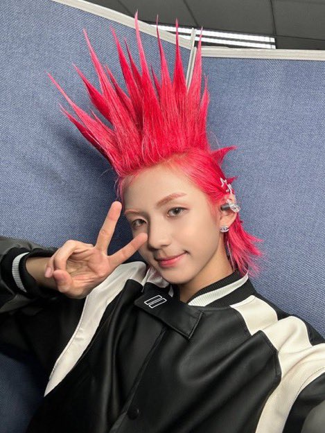 数週間遅れの話題だけど、赤ウニ君とダラがコラボしてたのヤバすぎ。奇抜ヘアアイドル同士の邂逅。
