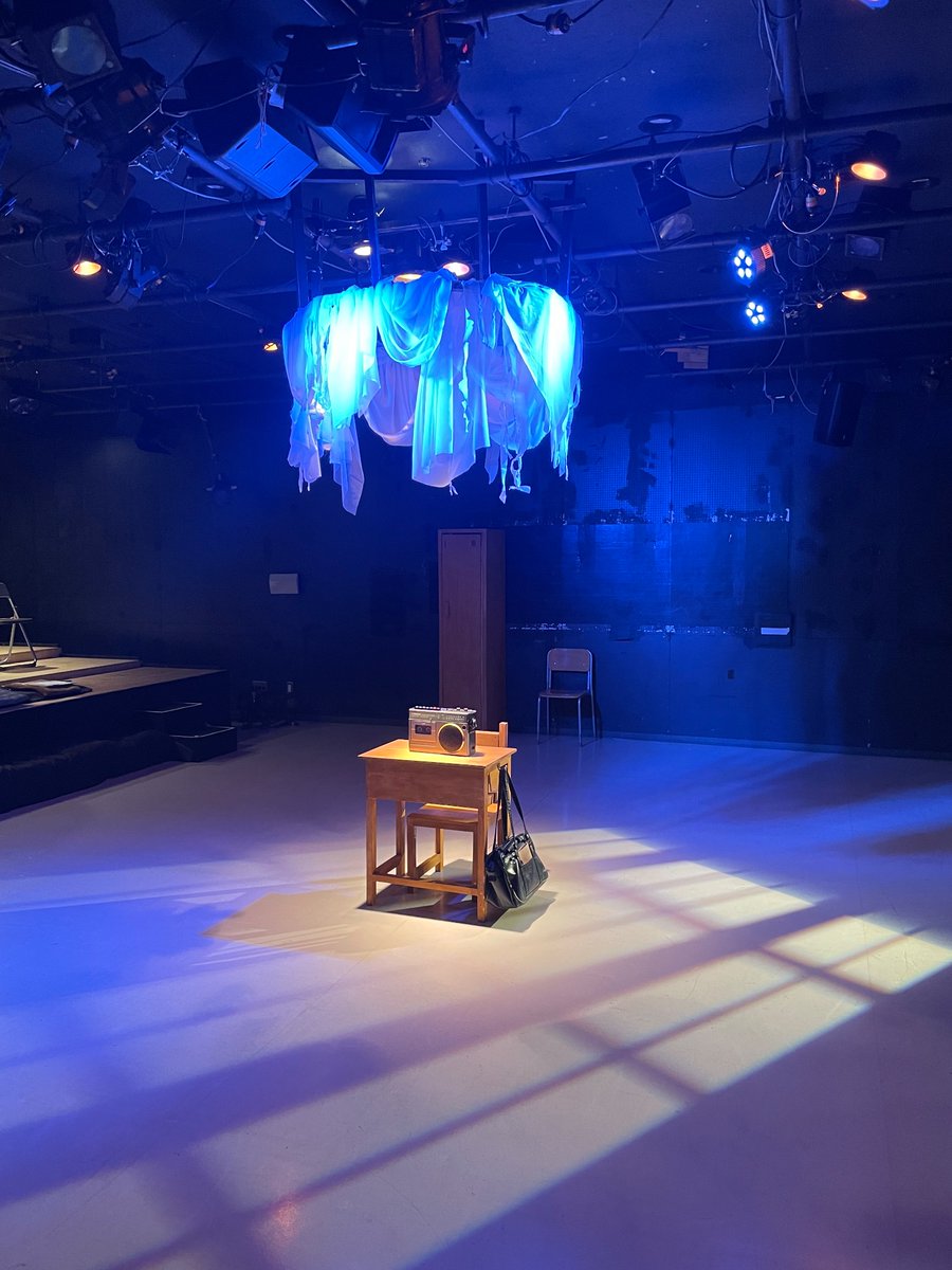 utukaiwainodoem's tweet image. わたしの星観てきました
火星移住ができない事情を抱える高校生が思い悩む姿は進路に悩む自分と重なりました
特にナナホの複雑な心情がとても共感でき、先輩に打ち明けるシーンでわかりみが深すぎるー！と思っていました
あと少ないセットで表現する舞台芸術の可能性を知れて面白かった
#わたしの星