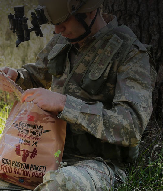 Unifood markasına ait ürünler incelendiğinde firmanın aynı zamanda ordumuza da hizmet verdiği anlaşılıyor.
Gıda rasyon paketinde bir askerin kahvaltı, öğle ve akşam yemeği ile içecek ve atıştırmalık ihtiyaçlarının tek pakette yer aldığı görülüyor.
unifood.com.tr/tr/urunler/det…