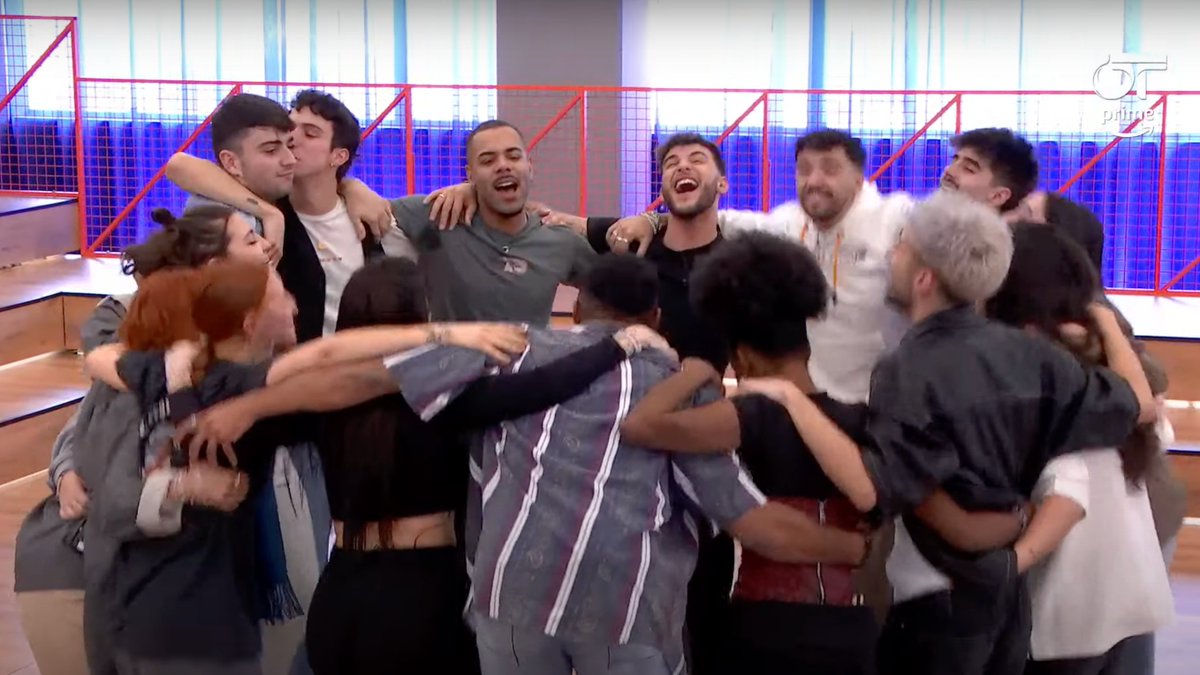 OT_Oficial's tweet photo. OT es sinónimo de FAMILIA y punto ✨😭  Gracias por tanto 💙 #OTDirecto18F https://t.co/c9DPX7fpgX