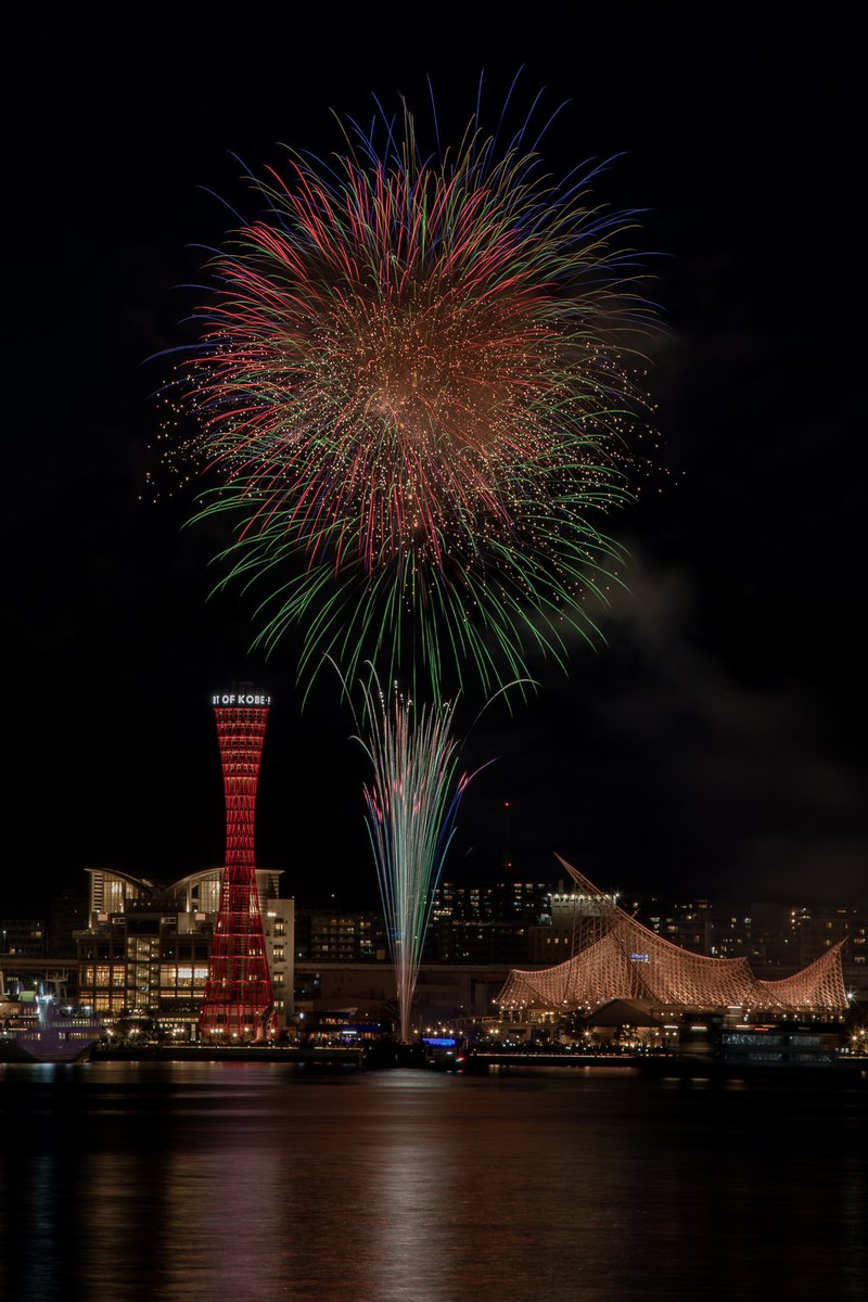 vf4N7PL3v6gunXo's tweet photo. こうべみなとの夜
神戸の夜景と花火
#こうべみなとの夜
#神戸
#花火
#夜景
#写真好きな人と繫がりたい
#キリトリセカイ
#写真
#photo
#firewoks https://t.co/baH35TPc01