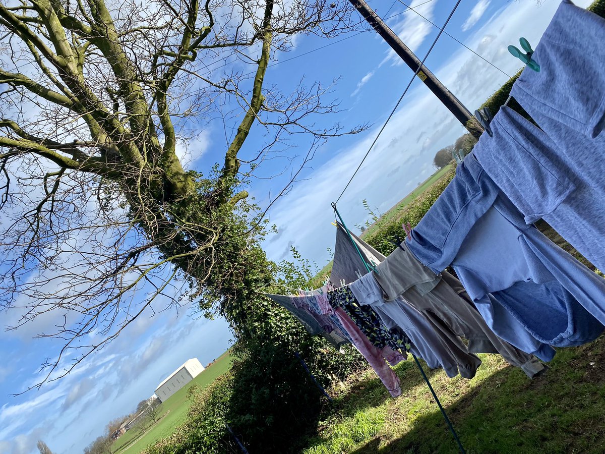 RachaelAGeorge's tweet image. So nice to put the washing out for the first time time this year #washing #washingline #sunshine #freshair