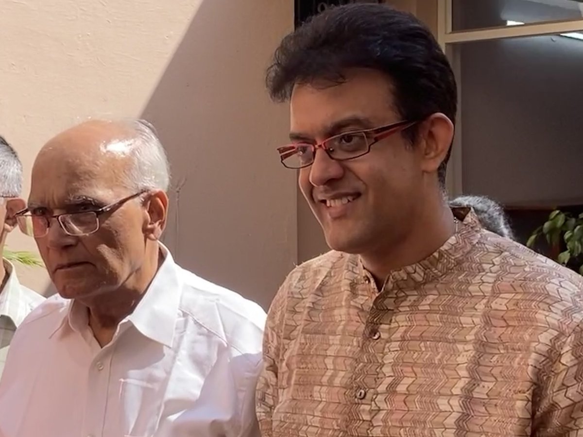 Historian @vikramsampath and author @SLBhyrappa today at the launch of the Kannada edition of #Savarkar volume 1