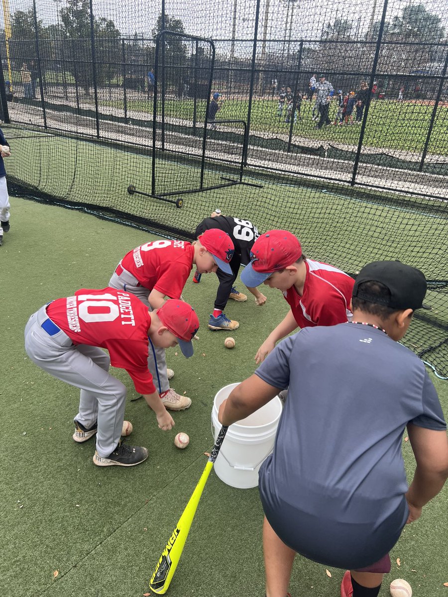 24_7Farnsworth's tweet photo. Another great Legends for Youth clinic put on by @MLBPAA in Clearwater yesterday. So glad the rain held off to help work with all these great young athletes. #mlbpaa #legendsforyouthclinic #mlb #baseball #giveback https://t.co/nYTWG379lA