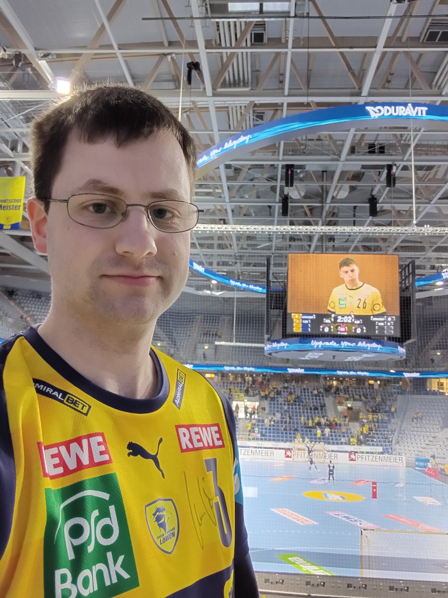FCBSteffen92's tweet photo. Da bin ich wieder in der SAP Arena, weil ich ja so lange bei keinem 🤾 Spiel mehr war 🙃😂 #RNLFLE #RNLSGF #RheinNeckarLöwen https://t.co/rgYxr8mHKW