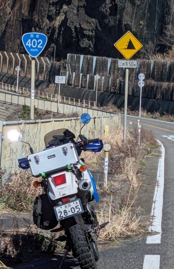DadDilatory's tweet photo. 昨日のぽんちゃからの嬉しいお知らせとポカポカ陽気に誘われて、今年の走り初めに行って来ました～！＼(^o^)／
初めは山より海で、それならやはり「よーんまるにの風が～♪」ですね～！😆
#Negicco 
#Negicco鉄馬部
#R402
#KLR650 https://t.co/F6WTVfM92e
