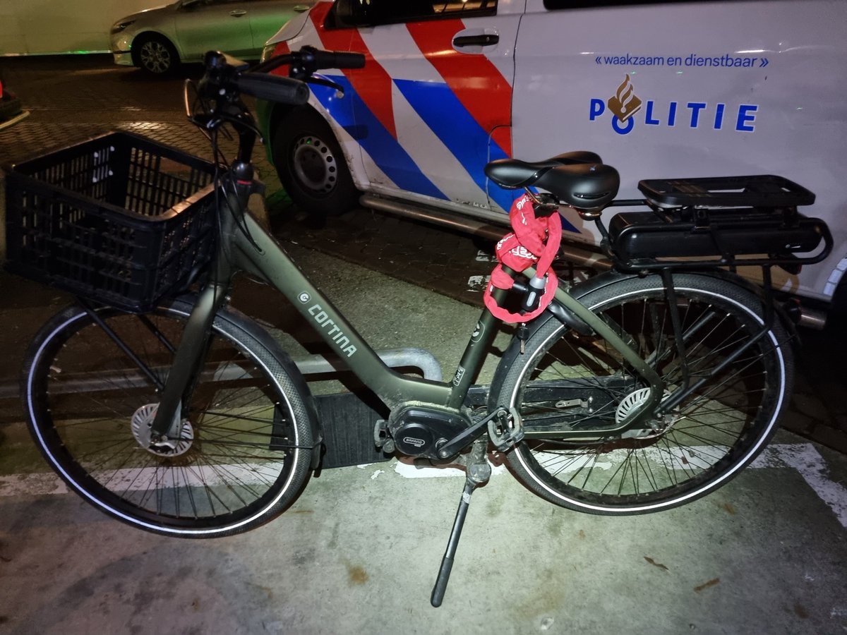 Zagen wij gisteravond man fietsen in de #Haddingestraat een controle resulteerde in achtervolging te voet. Deze verloor de 25jr verdachte waarop hij werd aangehouden. De fiets is vermoedelijk van diefstal afkomstig. Mocht de fiets van u zijn dan graag contact politie Groningen