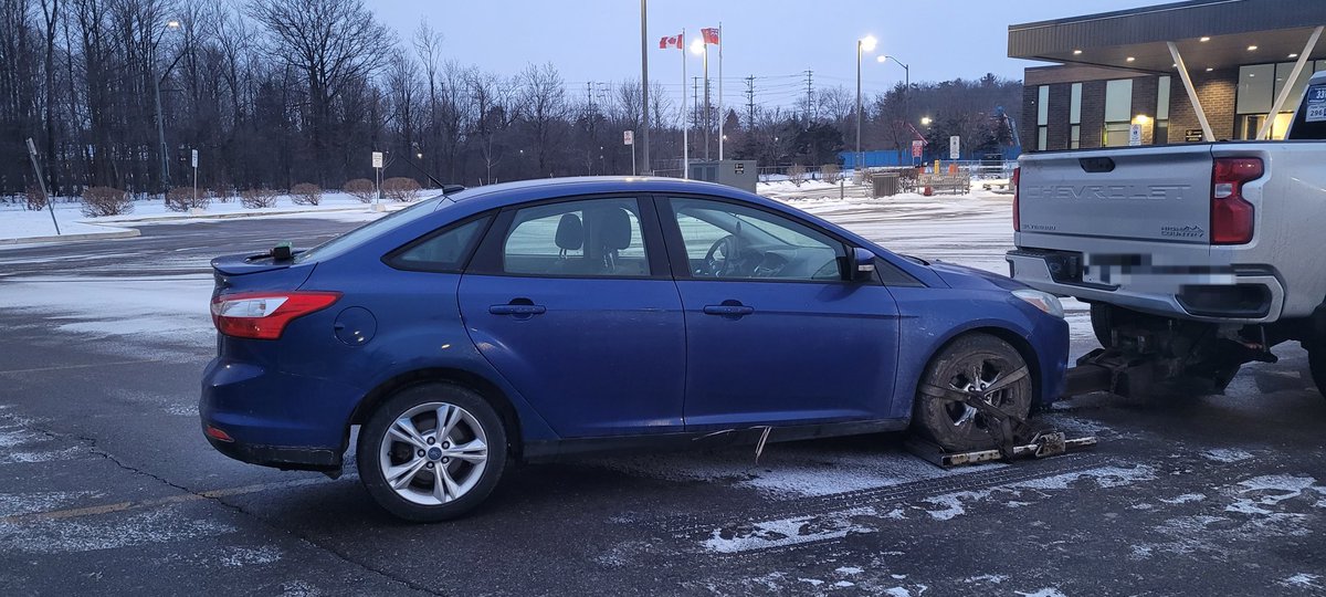 WRONG WAY⛔️driver was driving on #HWY403 EB in the WB lanes. The G1 driver from Brampton was dodging vehicles along the way. Driver then slid into the ditch. Charged: #ImpairedOperation, #80Plus, DangerousOperation. #90DayLicenceSuspension #7DayVehicleImpound 
#MississaugaOPP ^td